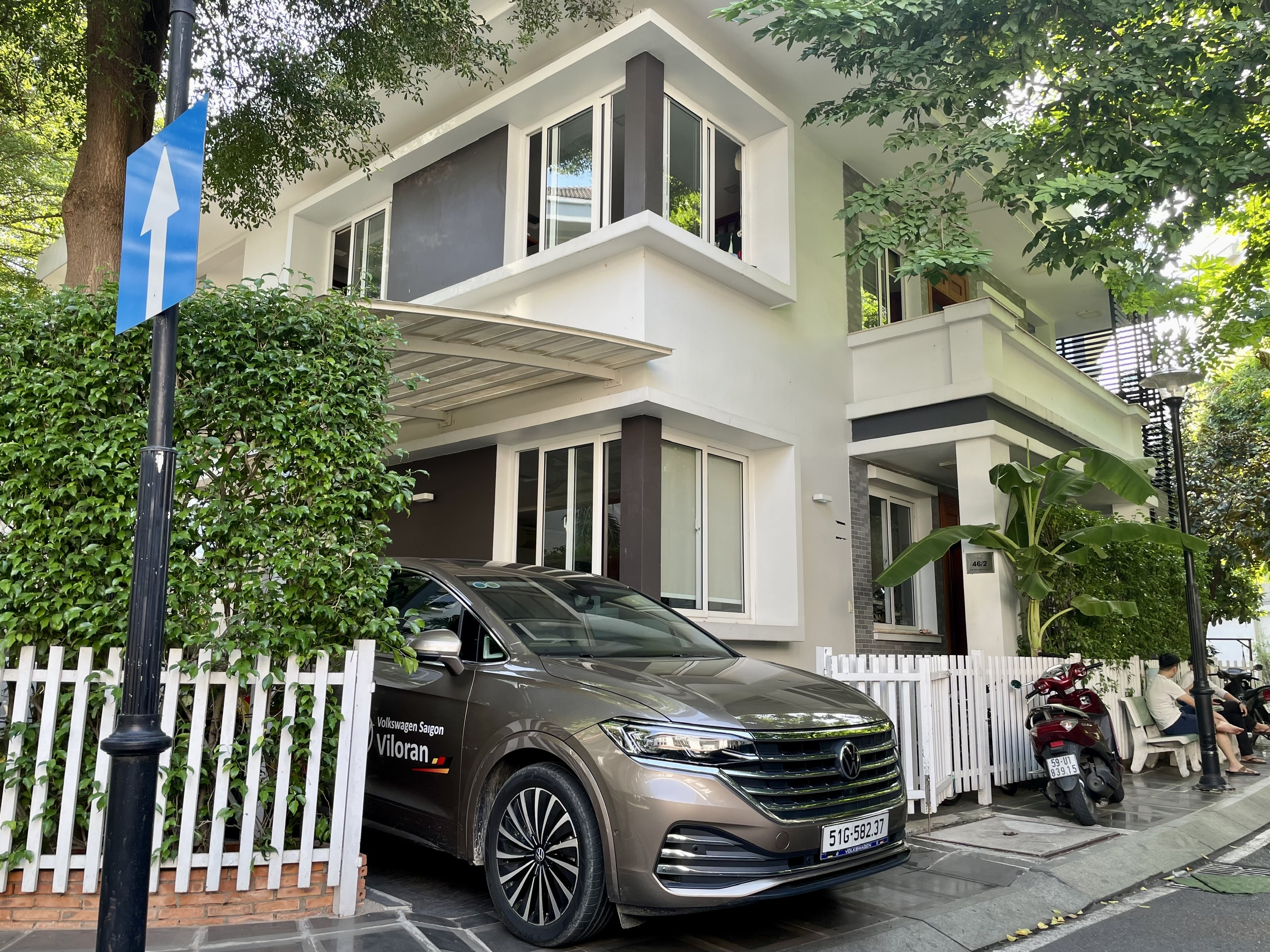 Lái thử xe Volkswagen Viloran tại nhà khách hàng ở TP.HCM. Mẫu MPV hạng sang 7 chỗ của Volkswagen với thiết kế sang trọng, không gian rộng rãi và ghế thương gia cao cấp.