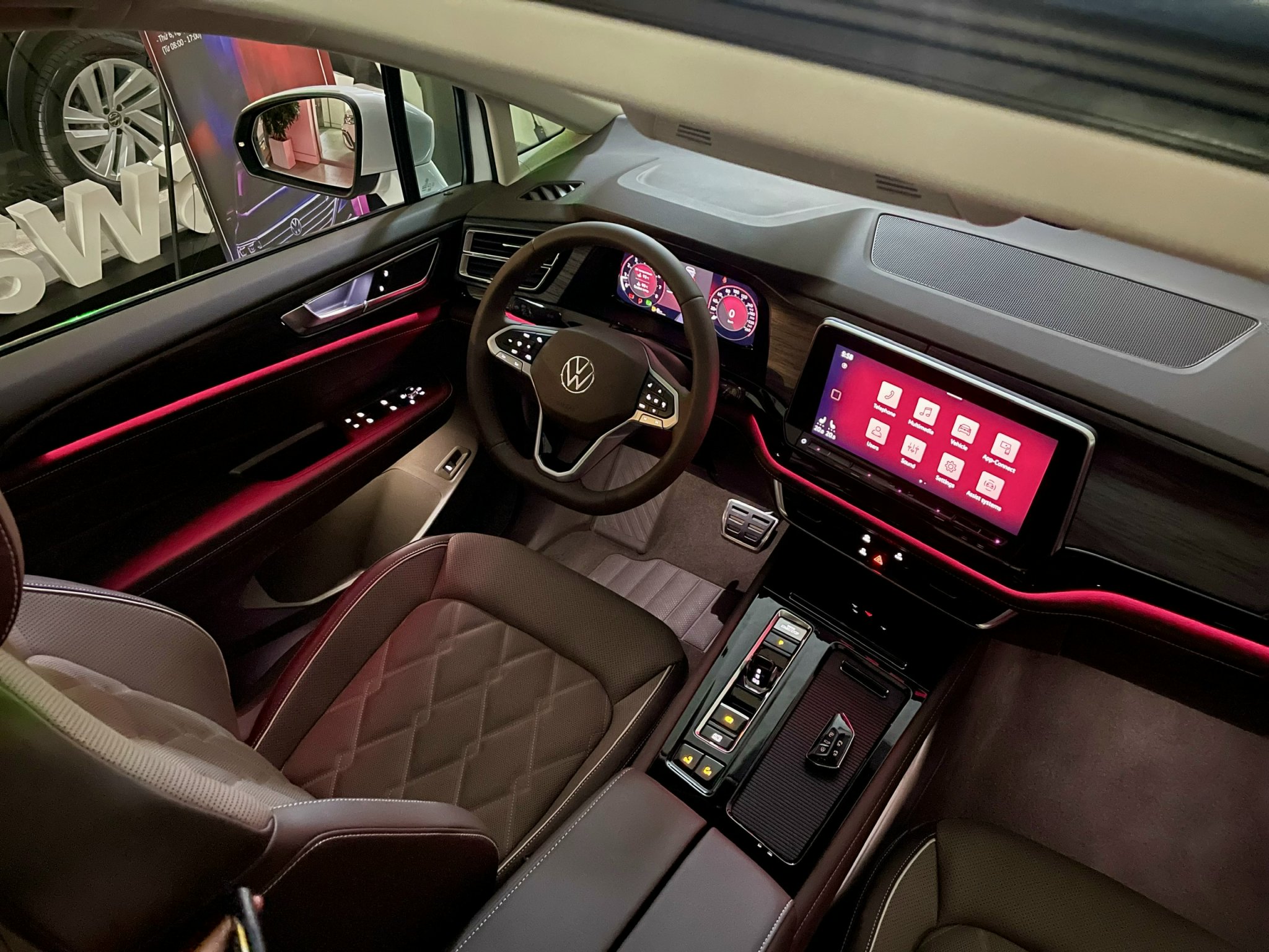 Nội thất khoang lái Volkswagen Viloran với màn hình kỹ thuật số và thiết kế sang trọng