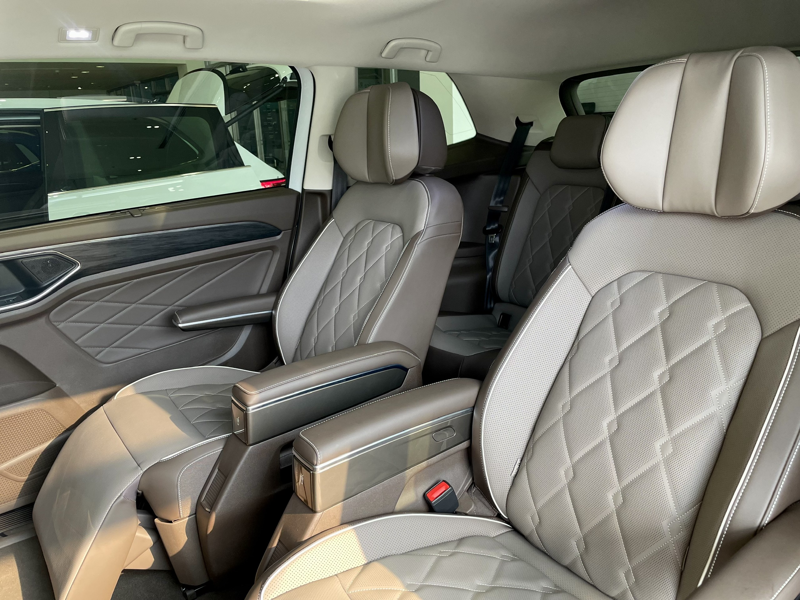 Nội thất khoang thương gia VIP Volkswagen Viloran với ghế da cao cấp và không gian rộng rãi