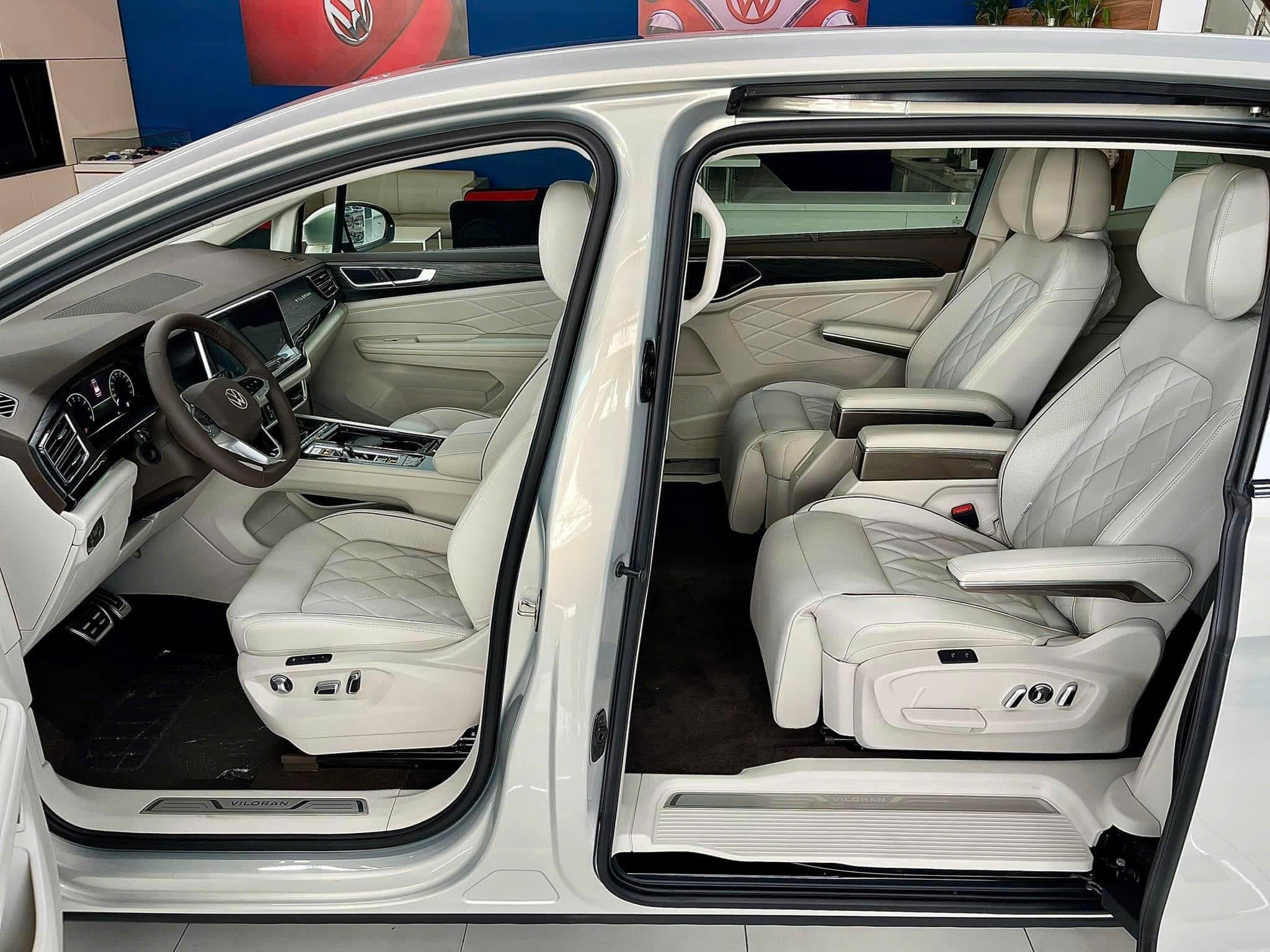 Cửa lùa điện Volkswagen Viloran Luxury 2026 tiện lợi cho gia đình và doanh nhân