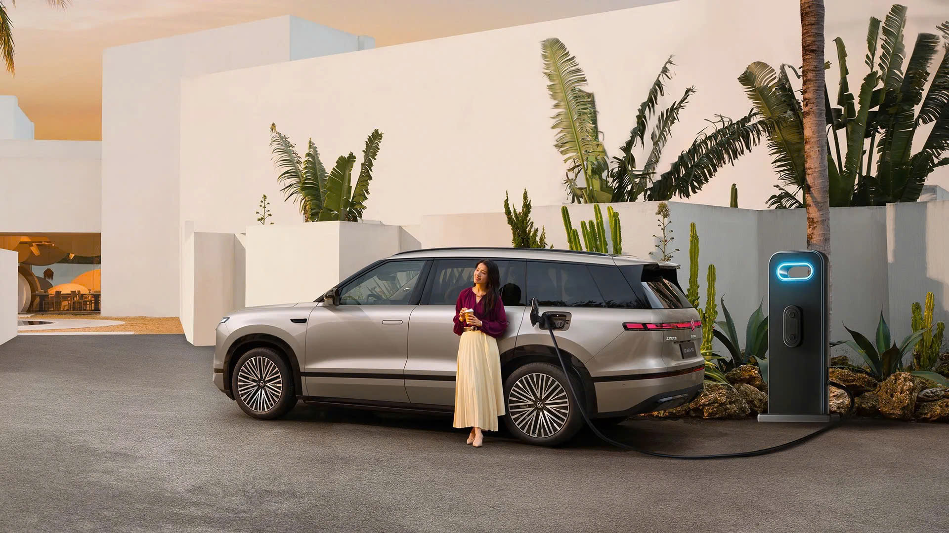 Volkswagen ID. ERA 9X 2026 được trang bị công nghệ sạc nhanh 800V thế hệ mới, cho phép sạc từ 10% đến 80% pin chỉ trong khoảng 16,5 phút. Hệ thống sạc thông minh giúp tối ưu thời gian sử dụng và nâng cao trải nghiệm vận hành trên các hành trình dài.