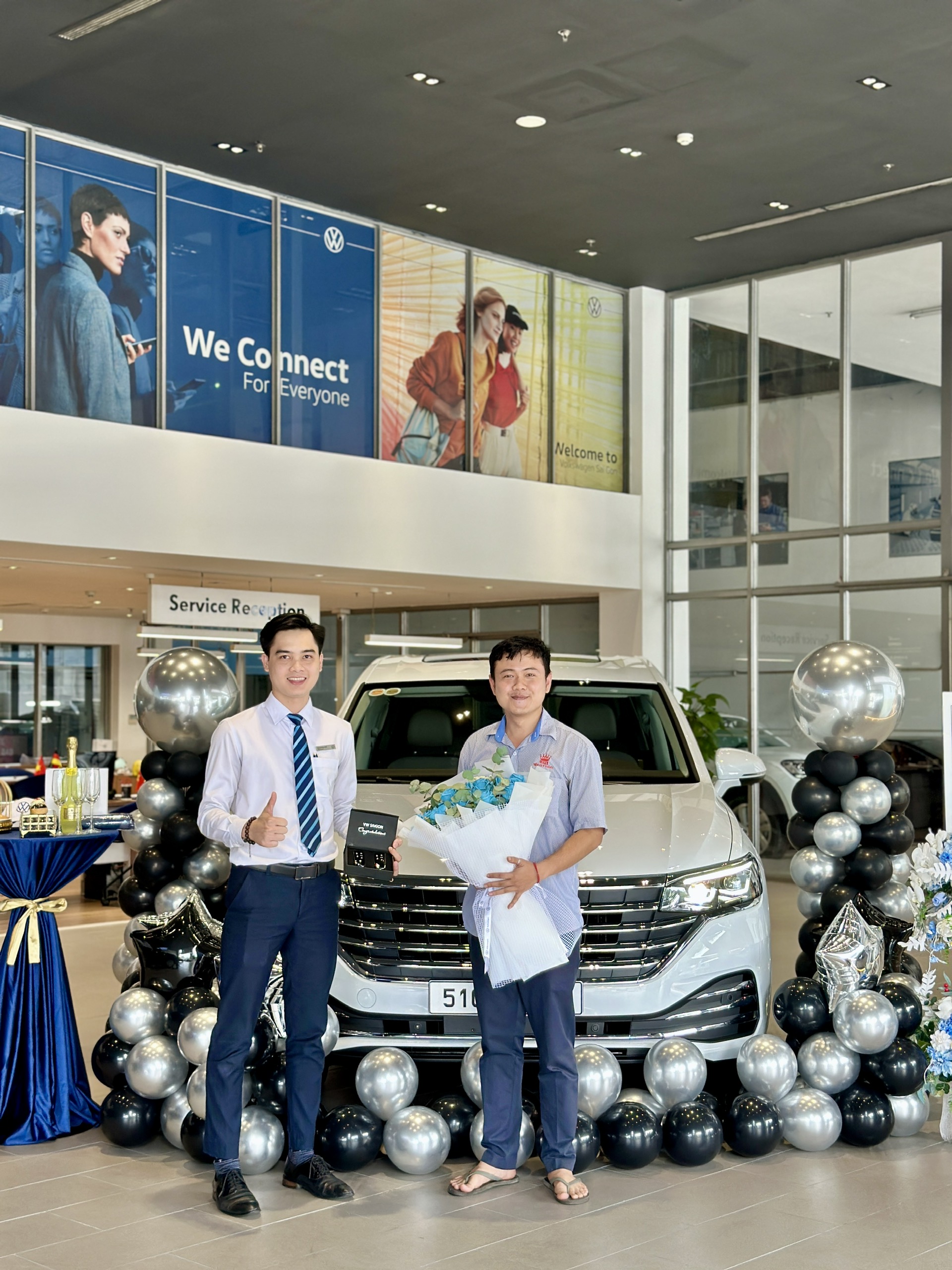 Khách hàng nhận bàn giao Volkswagen Viloran Luxury màu trắng 2026