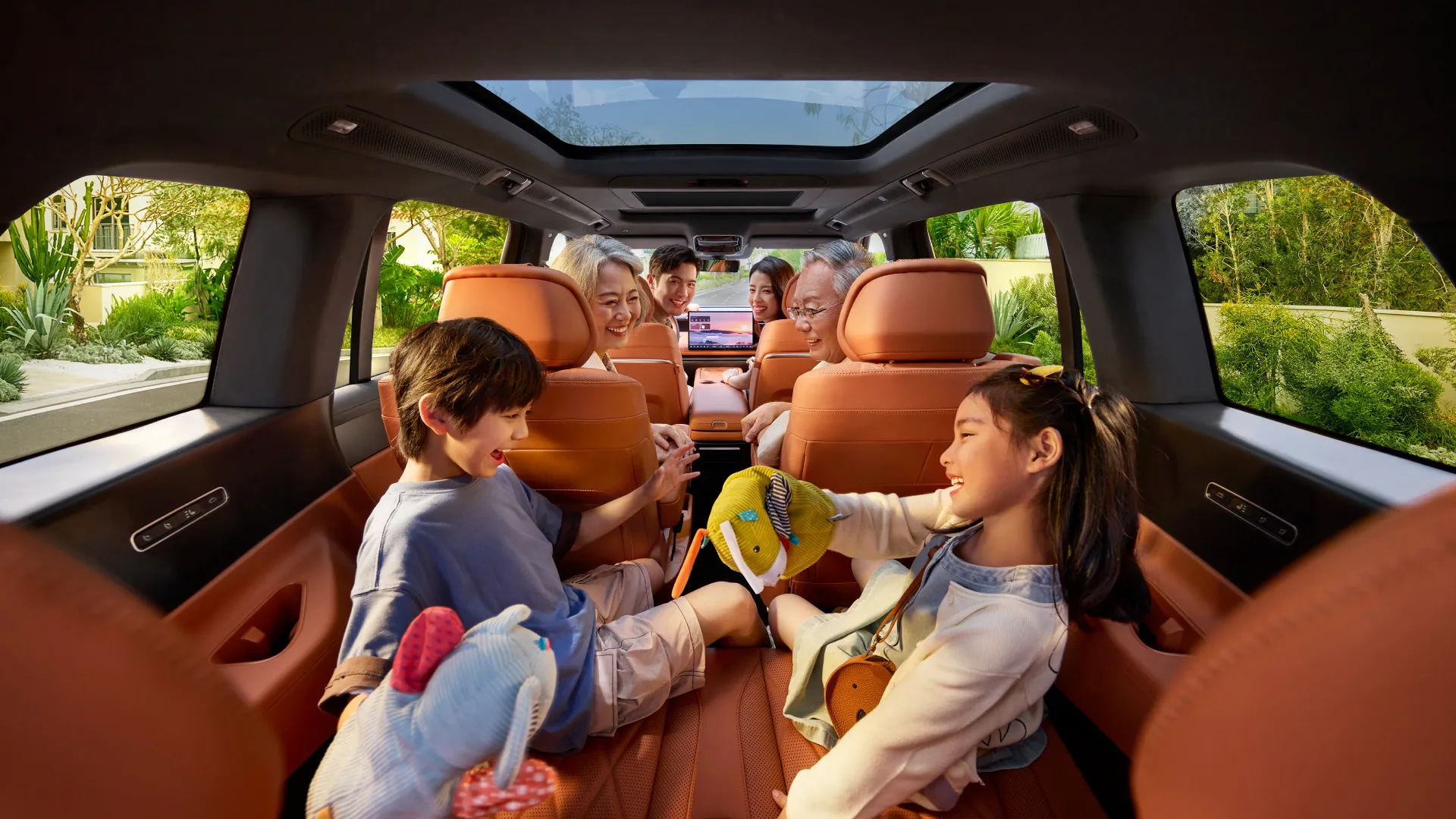Hàng ghế thứ 3 Volkswagen ID. ERA 9X 2026 được thiết kế rộng rãi dành cho người lớn với cấu hình 6 chỗ thương gia 2+2+2. Không gian thoải mái, tựa lưng điều chỉnh linh hoạt, cửa gió điều hòa riêng và cổng sạc giúp hành khách tận hưởng hành trình tiện nghi hơn.