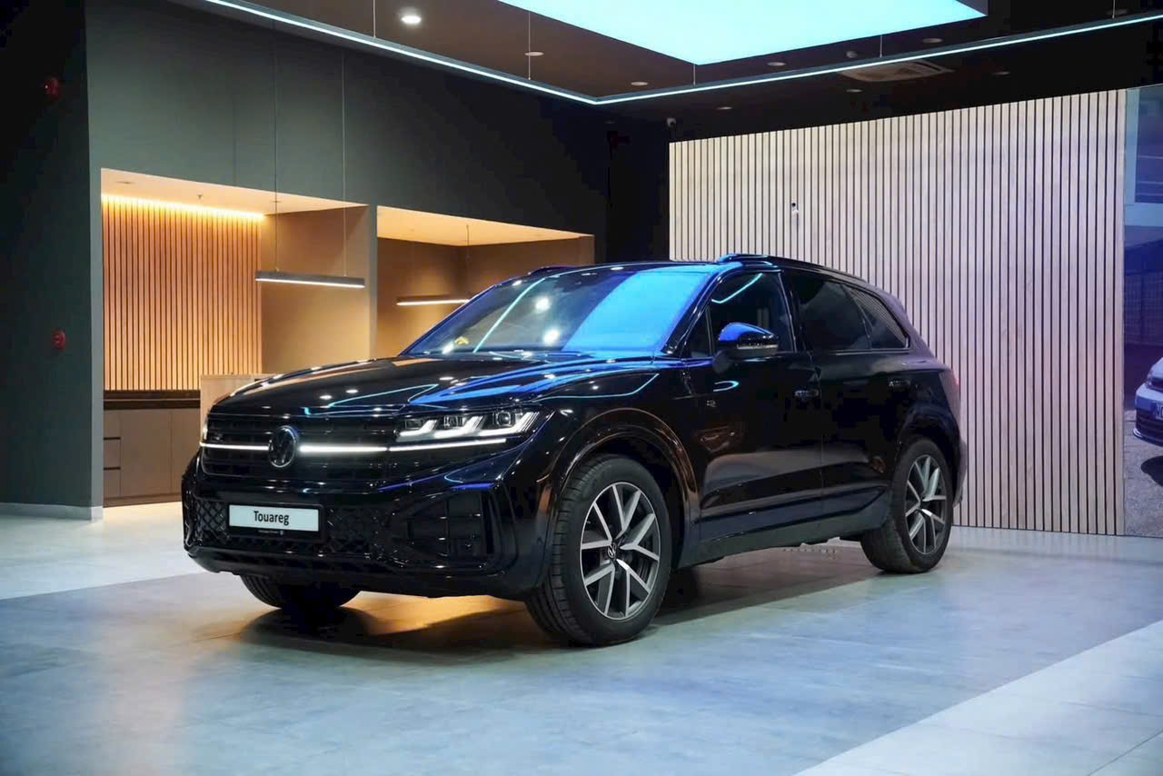 Volkswagen Touareg R-Line 2026 chính hãng. Phiên bản SUV thể thao cao cấp với thiết kế R-Line mạnh mẽ, hệ dẫn động 4MOTION và công nghệ IQ.Light HD Matrix LED hiện đại.