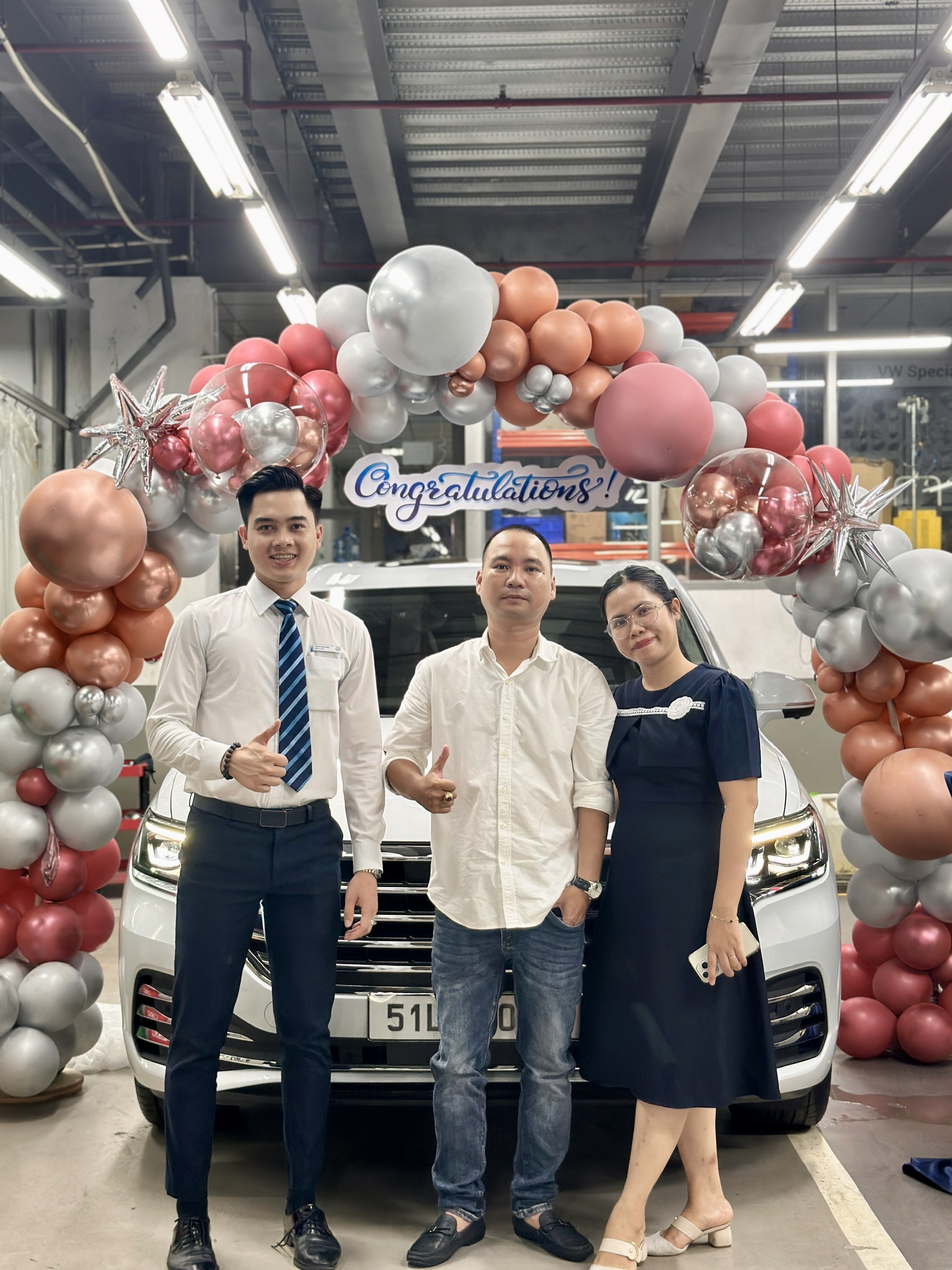 Khách hàng nhận xe Volkswagen Viloran Luxury màu trắng tại TP HCM