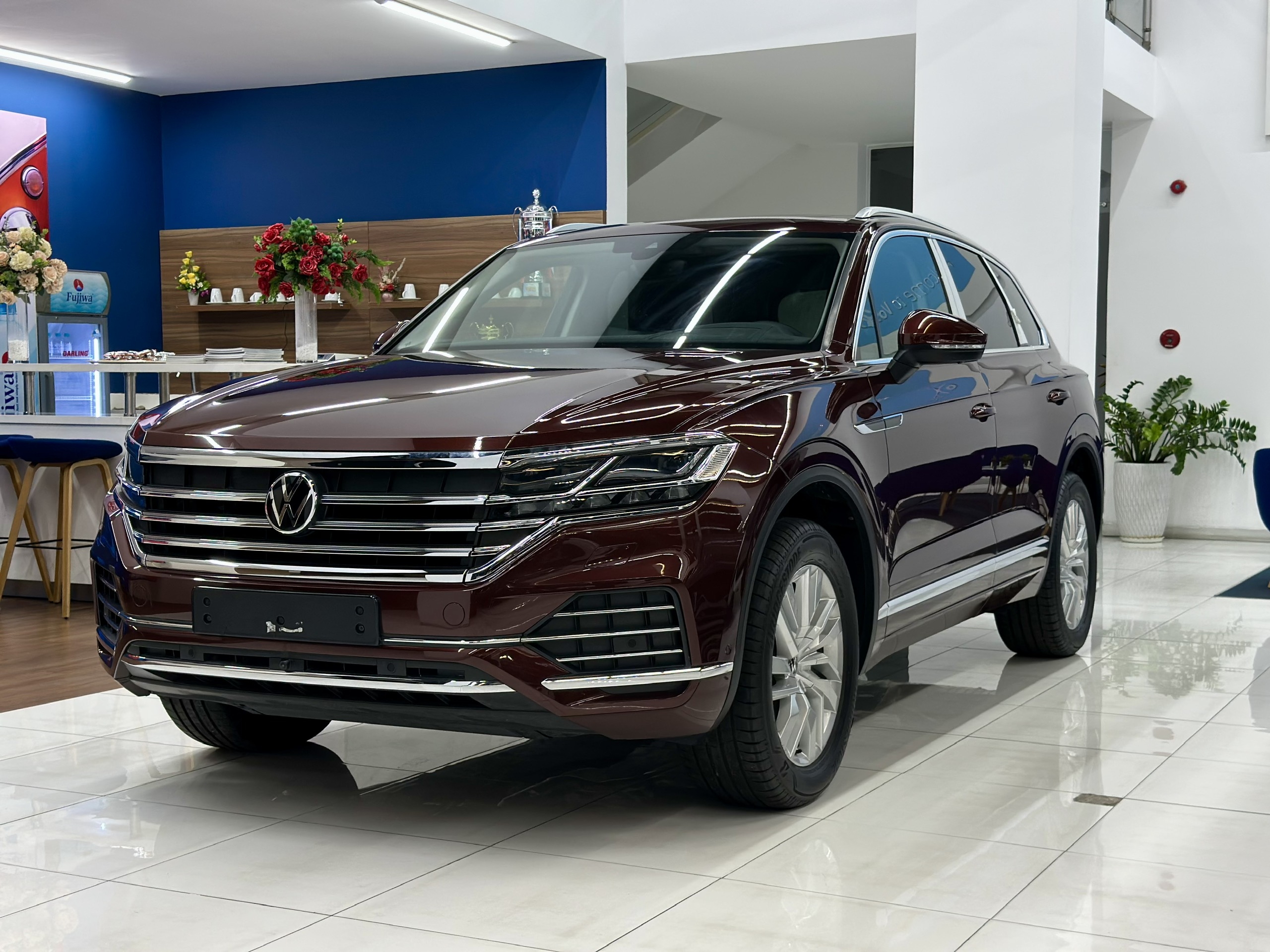 Volkswagen Touareg Elegance 2026 chính hãng. Mẫu SUV hạng sang nhập khẩu với thiết kế lịch lãm, công nghệ hiện đại, không gian rộng rãi và khả năng vận hành mạnh mẽ.