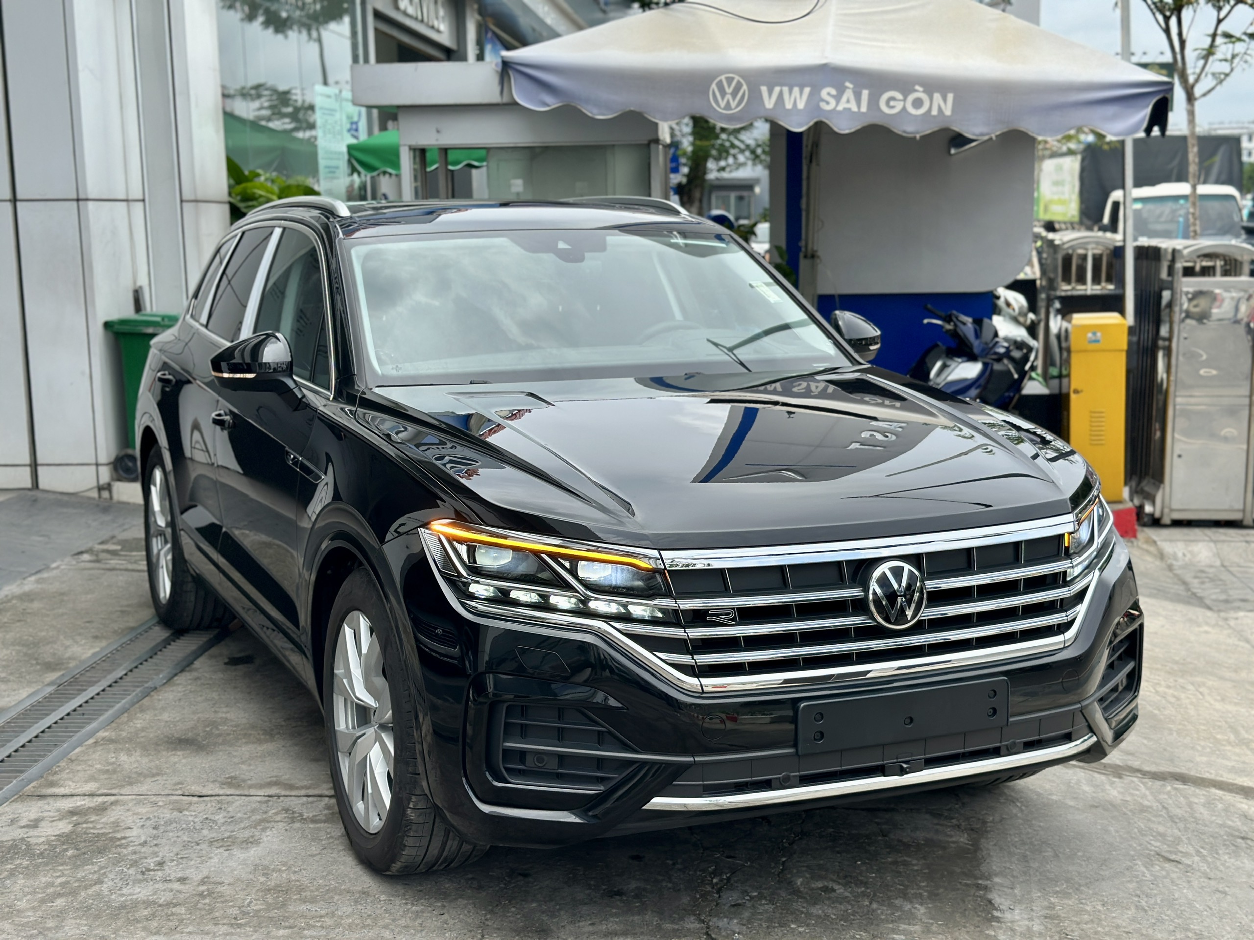 Volkswagen Touareg Luxury 2026 chính hãng. Mẫu SUV hạng sang nhập khẩu từ Đức với thiết kế đẳng cấp, công nghệ tiên tiến, nội thất cao cấp và khả năng vận hành mạnh mẽ.