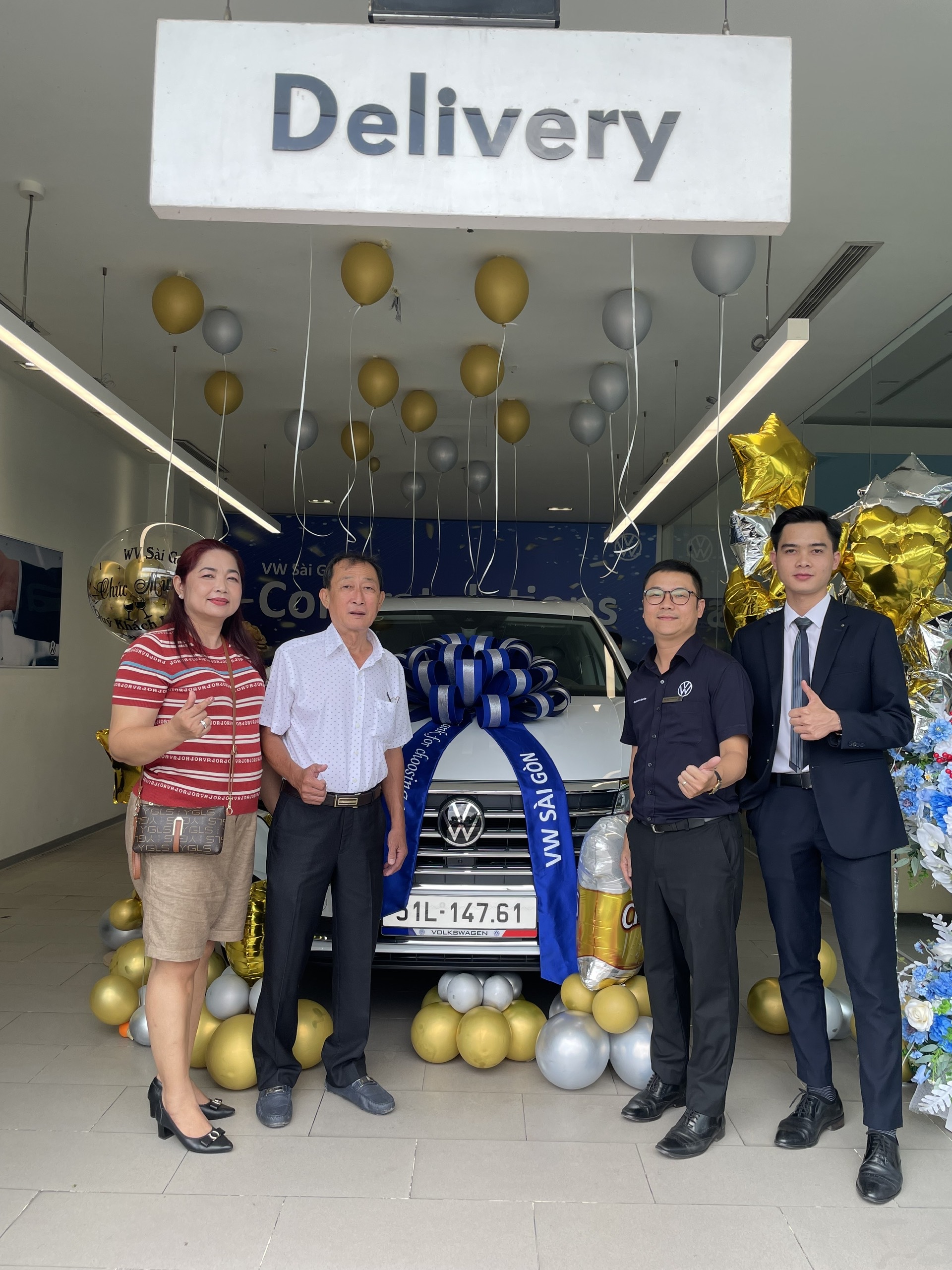 Khách hàng nhận xe Volkswagen Viloran Luxury màu trắng 2026