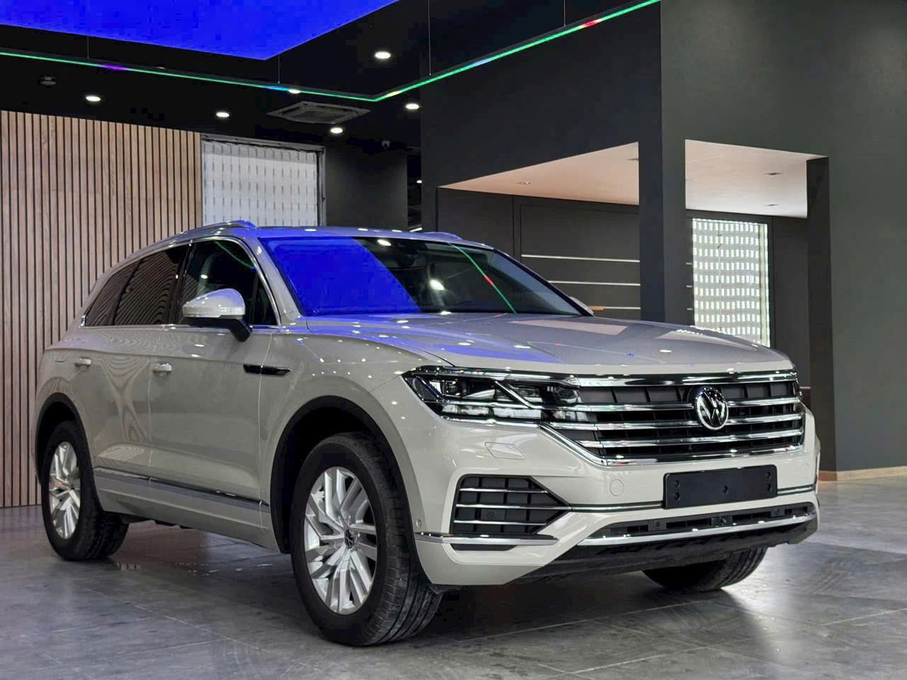 Giá xe Volkswagen Touareg 2026 phiên bản Elegance màu trắng tại Volkswagen Central