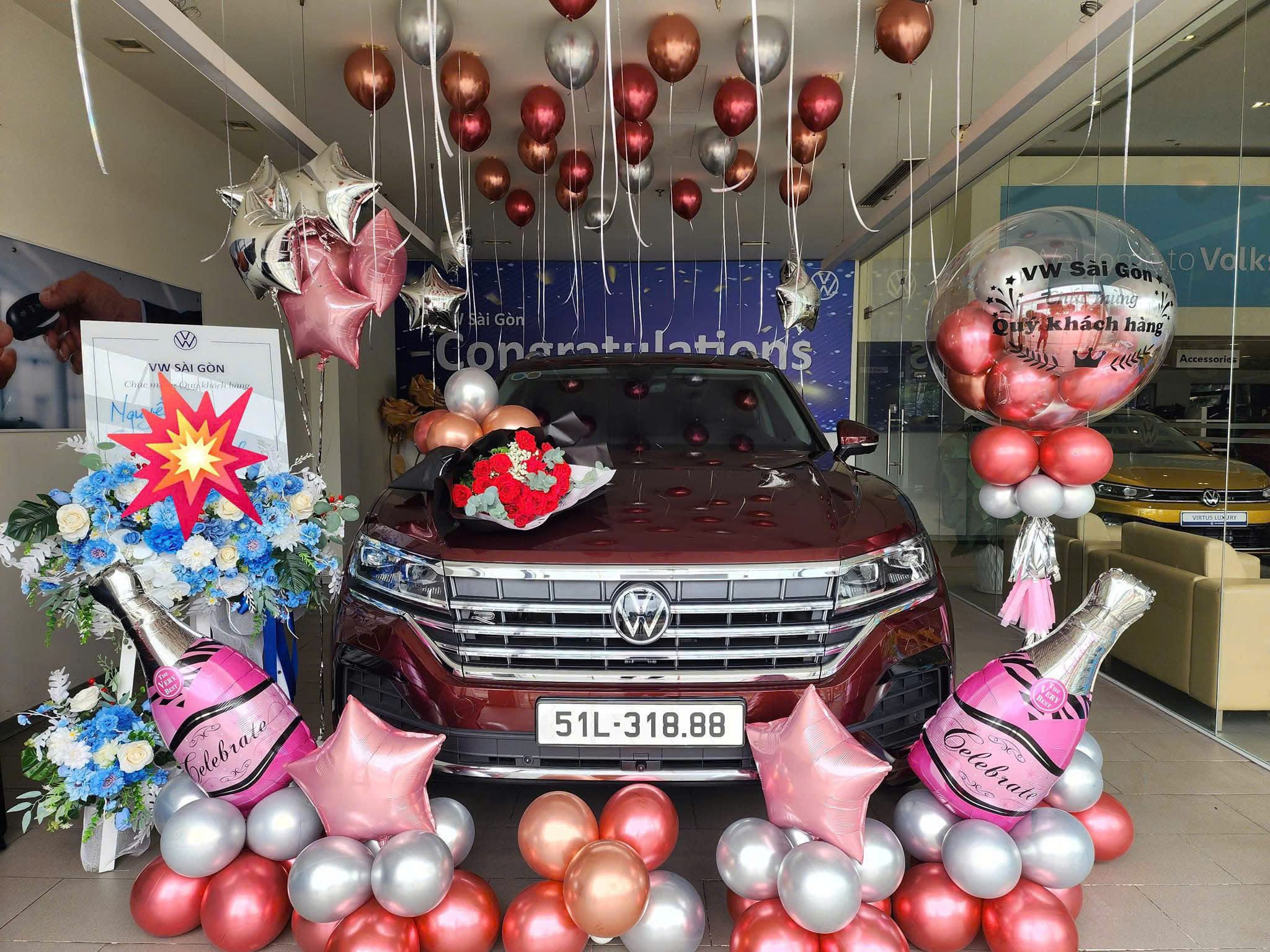 Lễ bàn giao Volkswagen Touareg Elegance 2026 màu đỏ tại Volkswagen Central