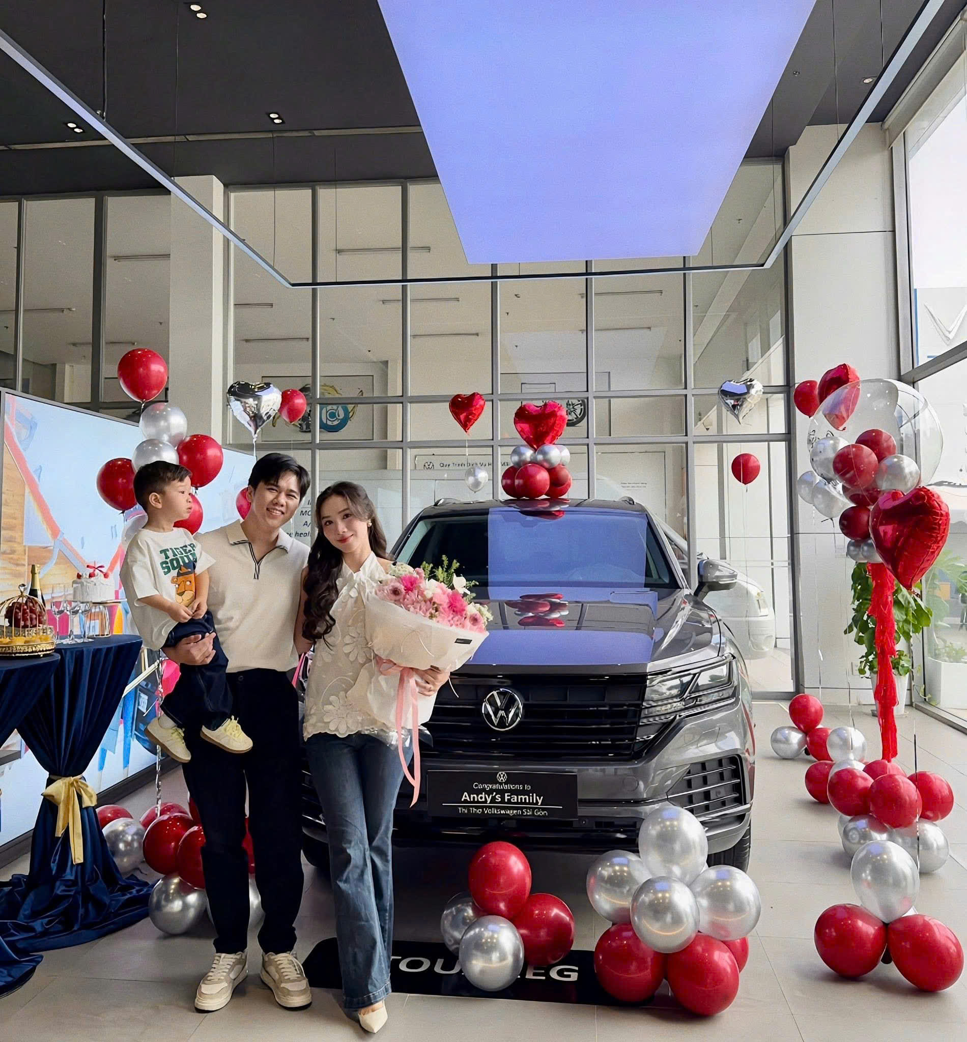 Lễ bàn giao Volkswagen Touareg Elegance 2026 màu xám chính hãng tại Volkswagen Central