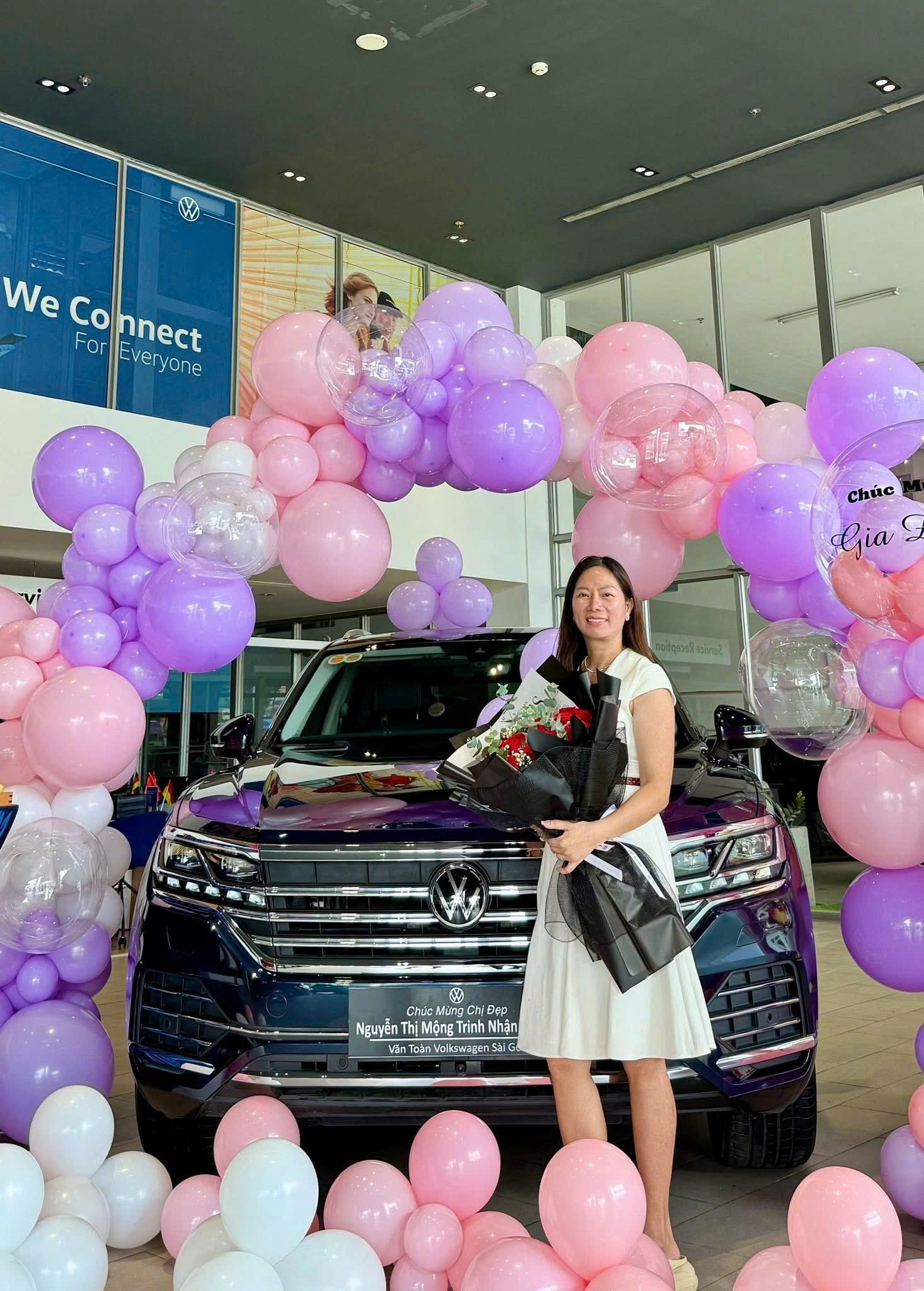 Lễ bàn giao Volkswagen Touareg Elegance 2026 màu xanh tại Volkswagen Central